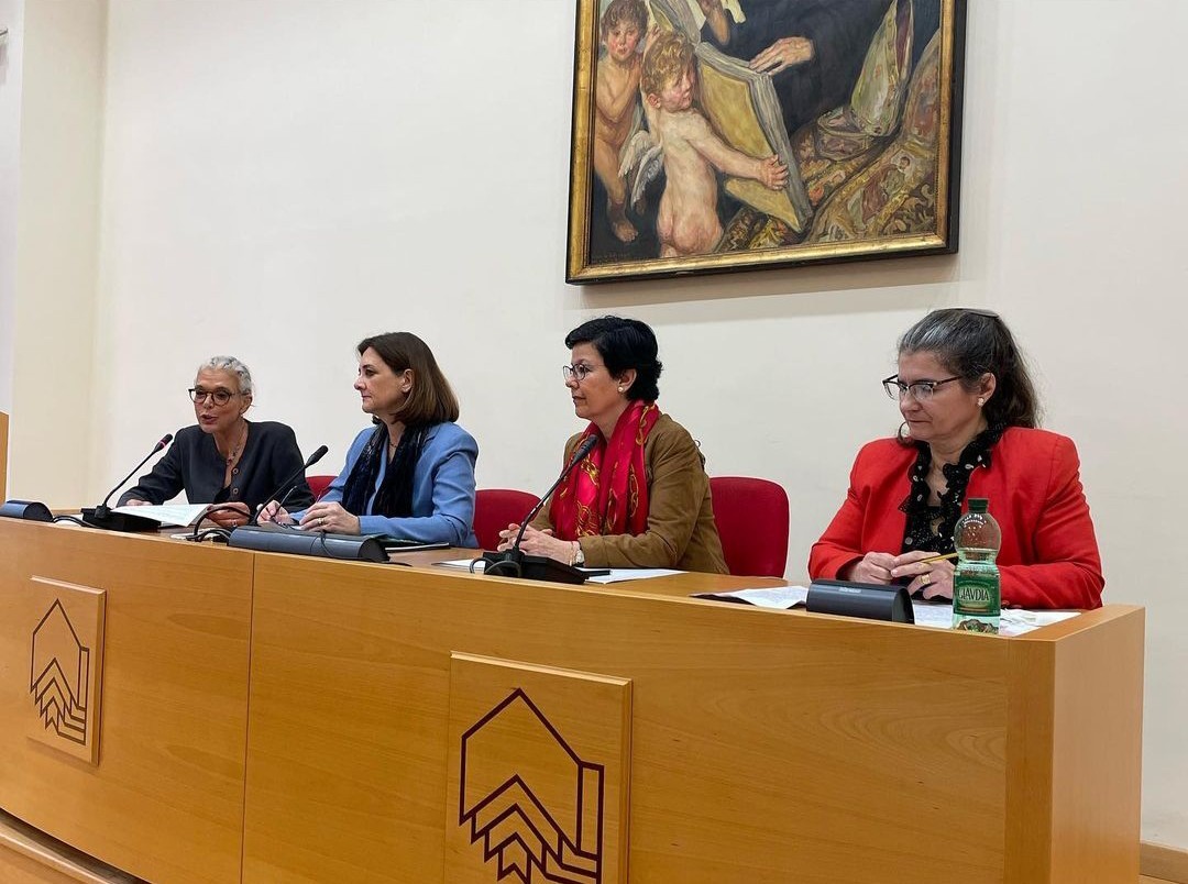 Foto Donne nella Chiesa.jpg